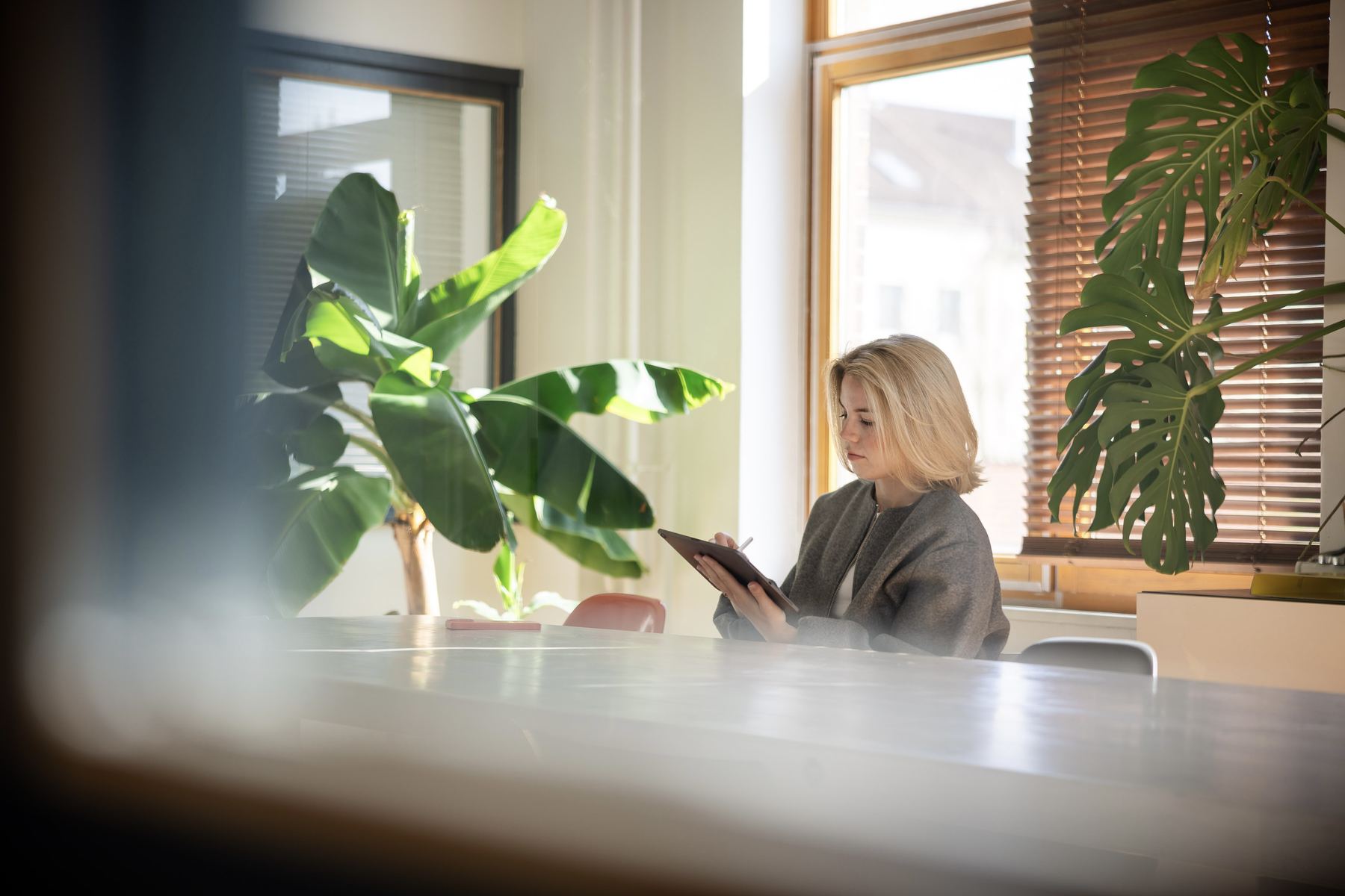 Laureen in Arbeit vertieft
